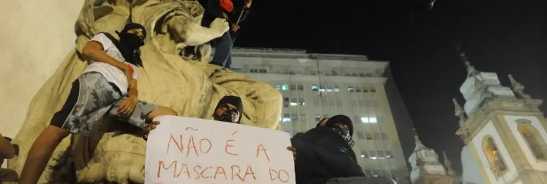 manifestantes favoráveis ao uso de máscaras nos protestos Rio de Janeiro - Grupos de estudantes, indígenas e manifestantes favoráveis ao uso de máscaras nos protestos também participam do ato, ontem (11) no centro da cidade