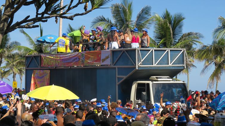 Rio de Janeiro - O tradicional bloco Simpatia Ã‰ Quase Amor arrastou uma multidÃ£o pela praia de Ipanema (Vladimir Platonow/AgÃªncia Brasil)