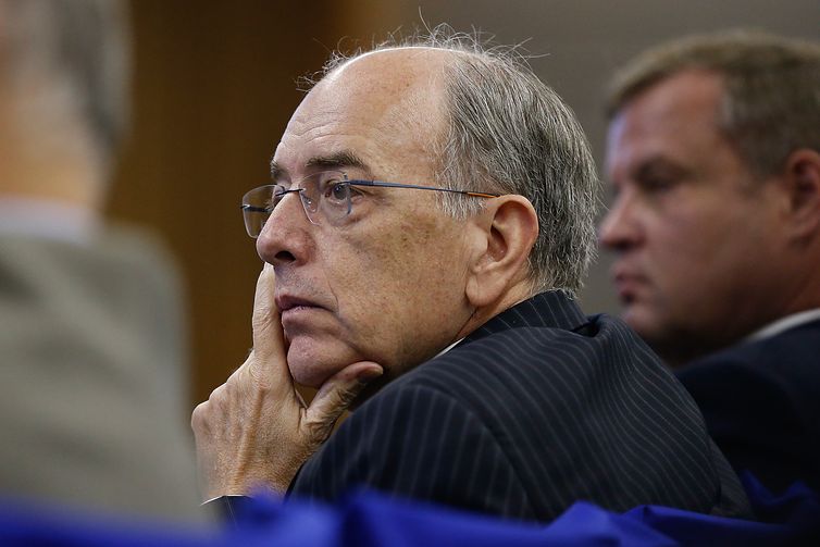 O presidente da Petrobras, Pedro Parente, participa de debate sobre o fim do monopólio na área de refino, na Fundação Getulio Vargas.