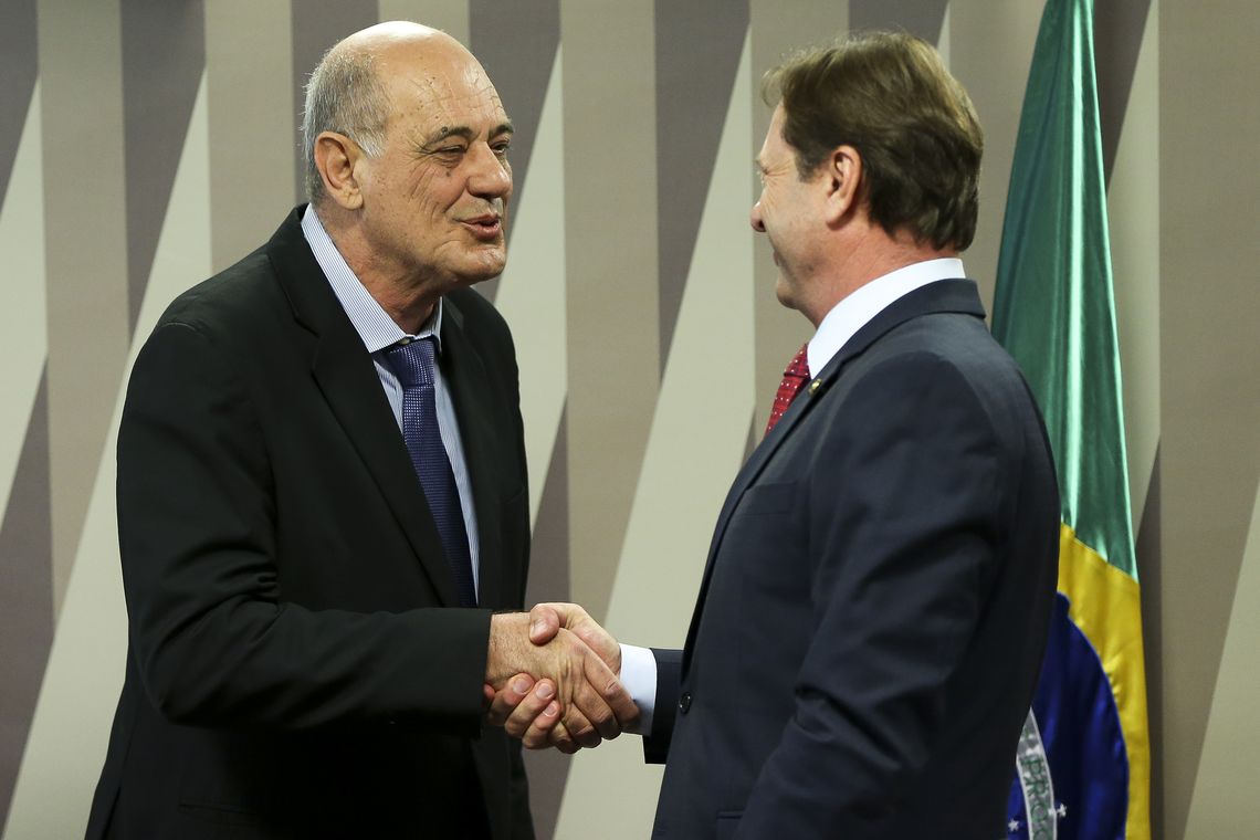 Marcelo Camargo/Agência Brasil O engenheiro civil Weber Ciloni, indicado para exercer o cargo de diretor da Agência Nacional de Transportes Terrestres (ANTT), e o senador Acir Gurgacz, durante sabatina na Comissão de Serviços de Infraestrutura (CI) do Senado.