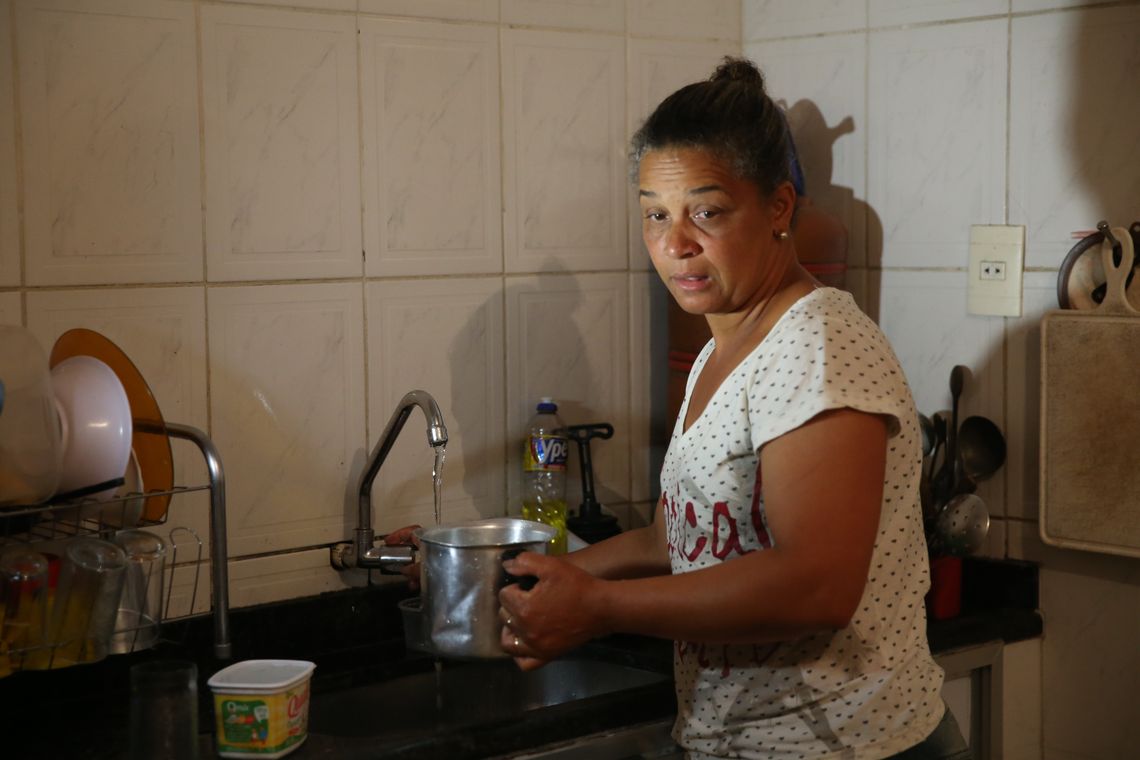 José Cruz/Agência Brasil Mariana (MG) - Leonídia Gonçalves, de 46 anos, na cozinha da casa alugada e mobiliada pela mineradora Samarco, em Mariana, dois anos após a tragédia do rompimento da Barragem de Fundão (José Cruz/Agência Brasil)