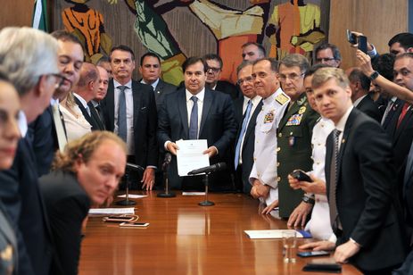 O presidente Jair Bolsonaro entrega a proposta de reforma da Previdncia dos militares ao presidente da Cmara dos Deputados, Rodrigo Maia.