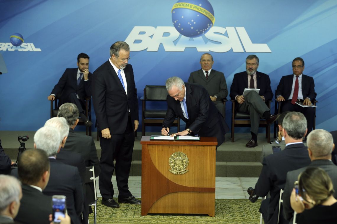 Valter Campanato/Agência Brasil O ministro da Segurança Pública, Raul Jungmann, e o presidente Michel Temer durante cerimônia de sanção da lei que cria o Sistema Único de Segurança (SUSP), no Palácio do Planalto.