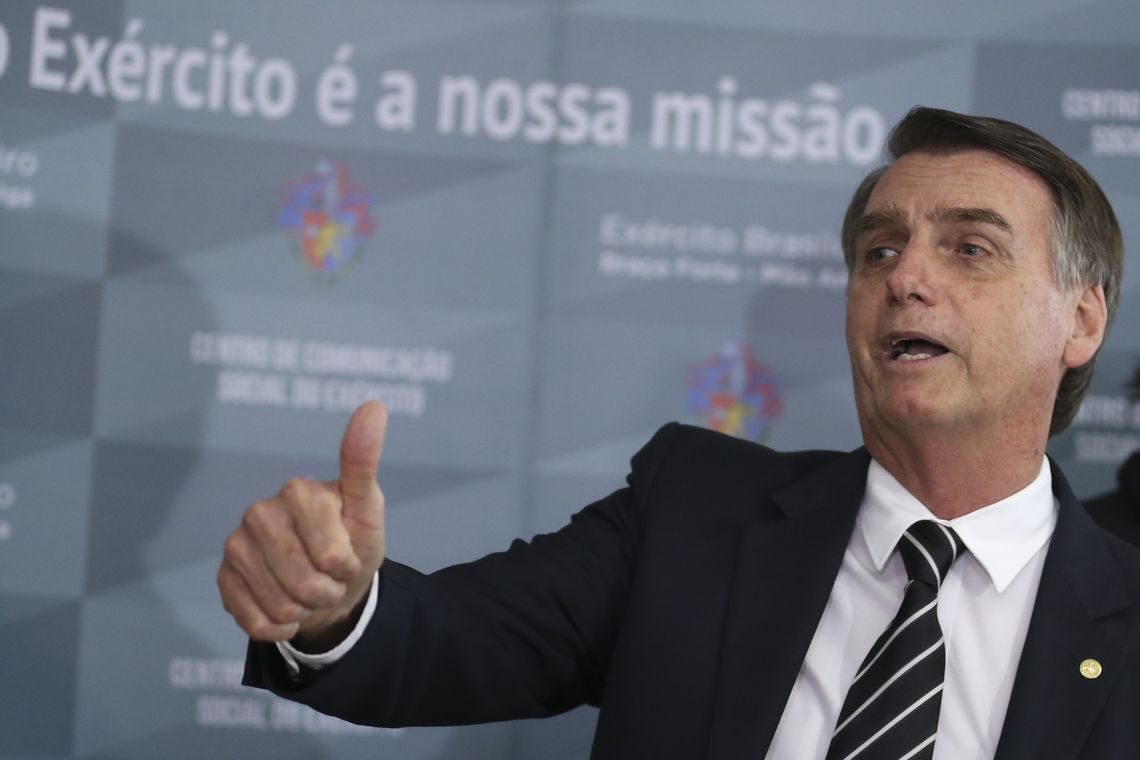 José Cruz/Agência Brasil O presidente eleito Jair Bolsonaro fala à imprensa, após receber uma honraria do Exército, a Medalha do Pacificador com Palma, entregue durante audiência fechada no Quartel-General do Exército, em Brasília.