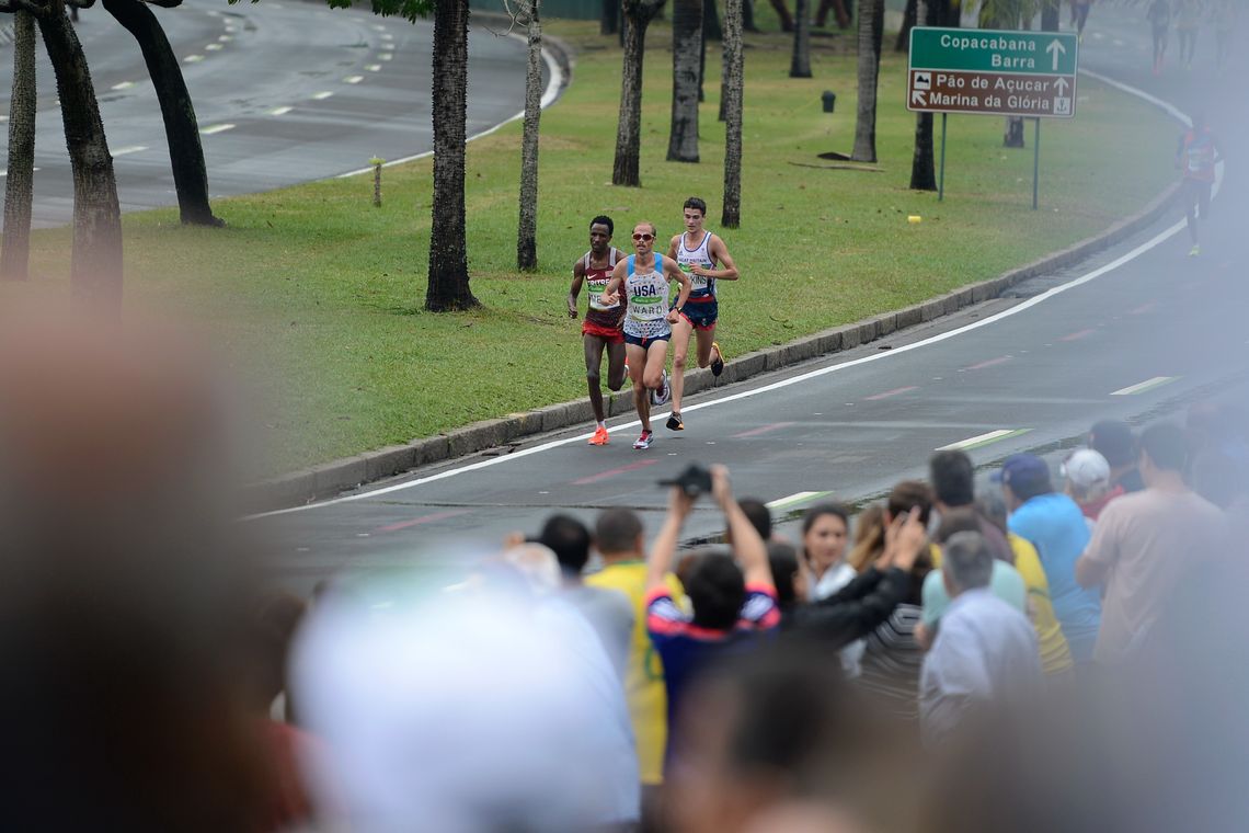 Tânia Rêgo/Agência Brasil Rio de Janeiro - Sob chuva forte atletas da maratona masculina passam pelo aterro do Flamengo (Tânia Rêgo/Agência Brasil)