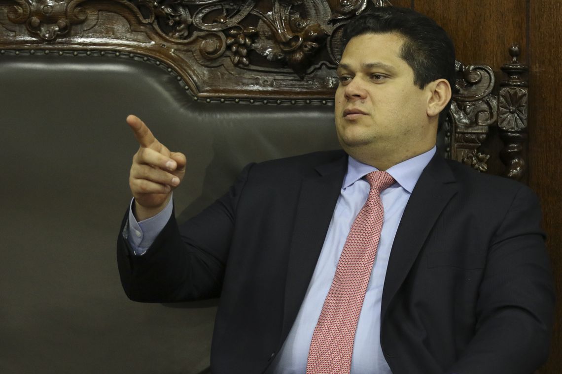 Fabio Rodrigues Pozzebom/Agência Brasil O presidente do Senado, Davi Alcolumbre, recebe o Relatório das Contas do Presidente da República de 2018.