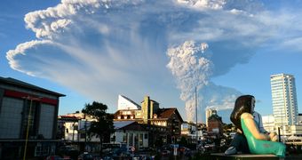 Vulcão Calbuco em erupção no Chile visto de Puerto Montt