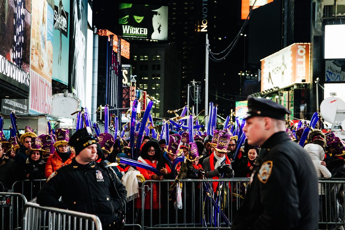 ALBA VIGARAY/Lusa Nova York - Milhares de americanos e turistas celebram a virada do ano na Times Square, em Nova York (ALBA VIGARAY/Lusa)