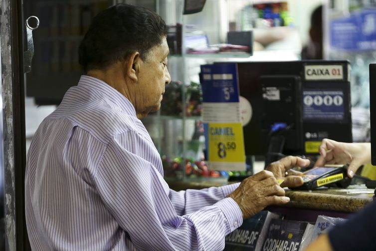 Idosos na região central de Brasília.