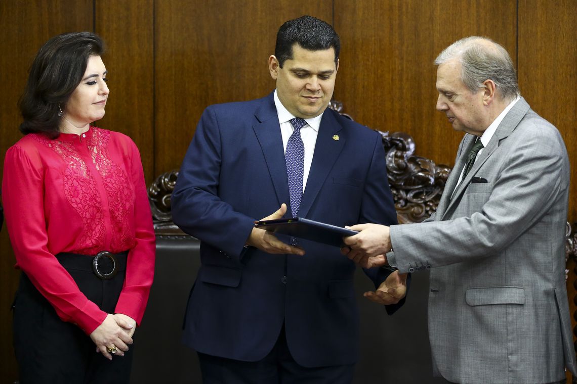 A presidente da CCJ, senadora Simone Tebet, o presidente do Senado, Davi Alcolumbre, e o senador Tasso Jereissati durante entrega do relatório da reforma da Previdência.
