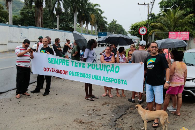  Grupo protesta em frente à Estação de Tratamento de Água Guandu, em Nova Iguaçu, na Baixada Fluminense. 