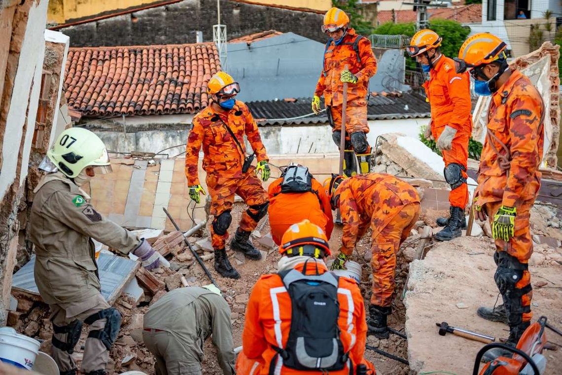 De acordo coma a Secretaria de Segurança, os trabalhos de busca das vítimas do desabamento do continuam ininterruptamente até que todas as vítimas sejam retiradas dos escombros.