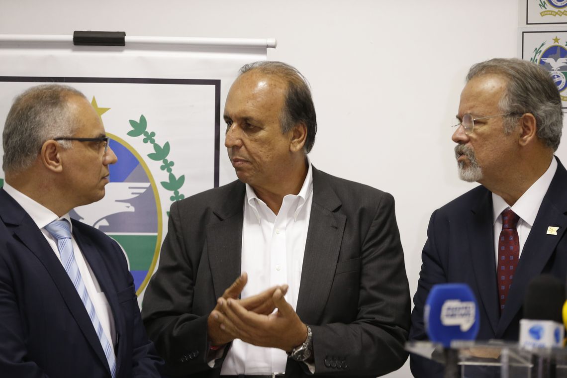 Tomaz Silva/Agência Brasil Rio de Janeiro - O secretário estadual de Segurança Pública, Roberto Sá (E), o governador Luiz Fernando Pezão e o ministro de Defesa, Raul Jungmann, após reunião no Palácio Guanabara para discutir segurança pública no Rio de Janeiro. (Tomaz