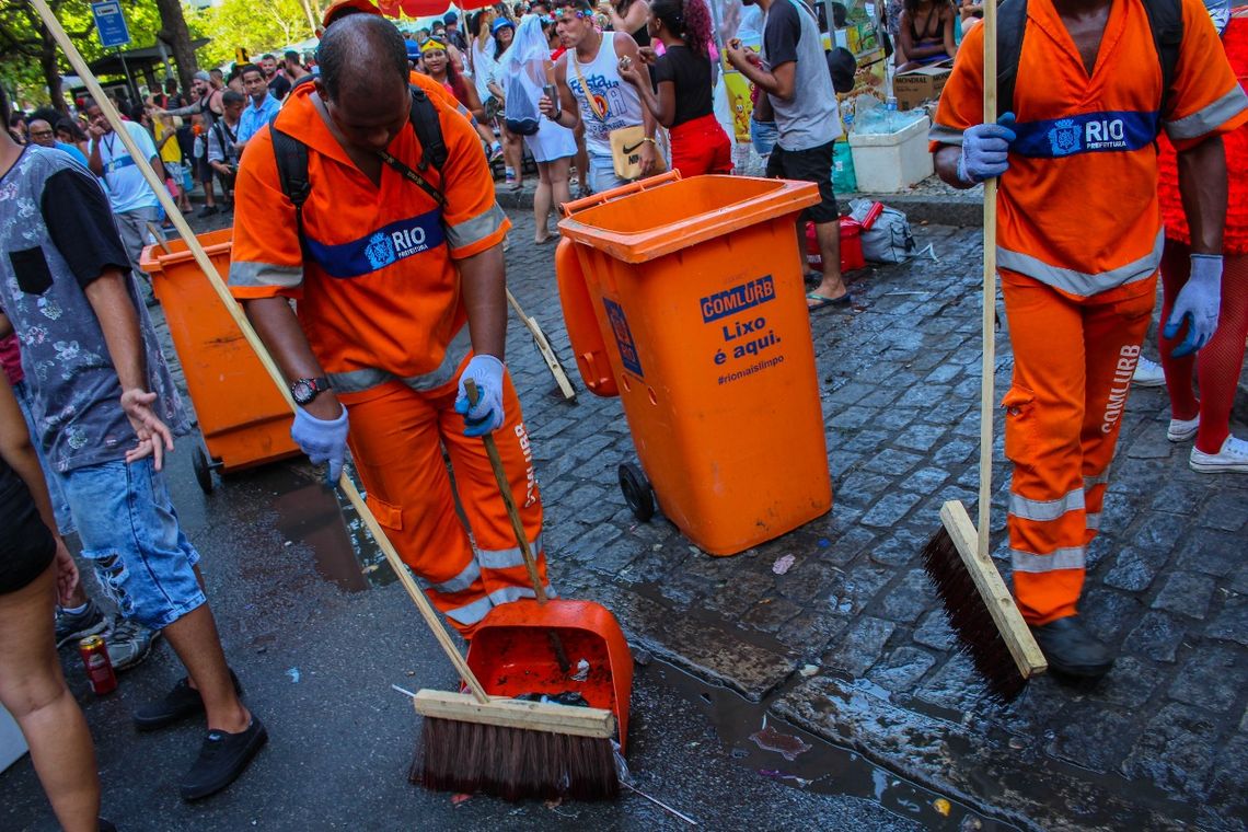 Garis da Comlurb recolhem lixo deixado nas ruas por foliÃµes
