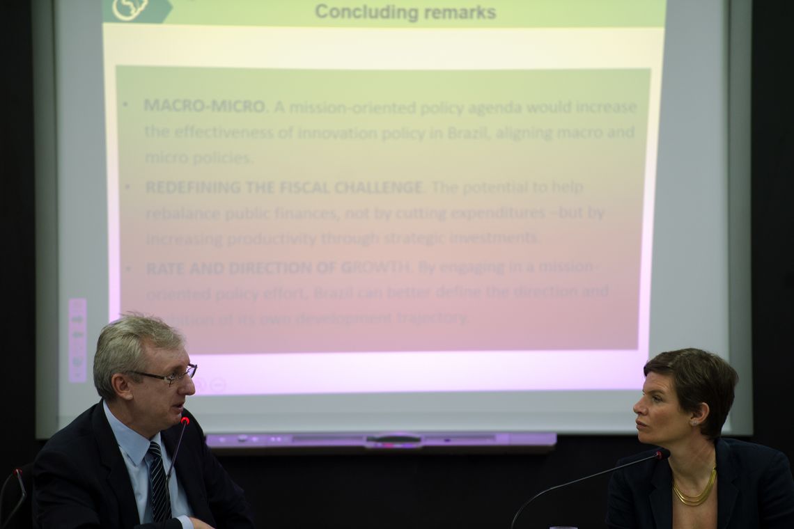 Marcelo Camargo/Agência Brasil Brasília - A economista e PhD americana Mariana Mazzucato apresenta ao ministro da Ciência, Tecnologia e Inovação, Celso Pansera, os resultados do estudo sobre incentivo à inovação - The Brazilian Innovation System: A mission-oriented