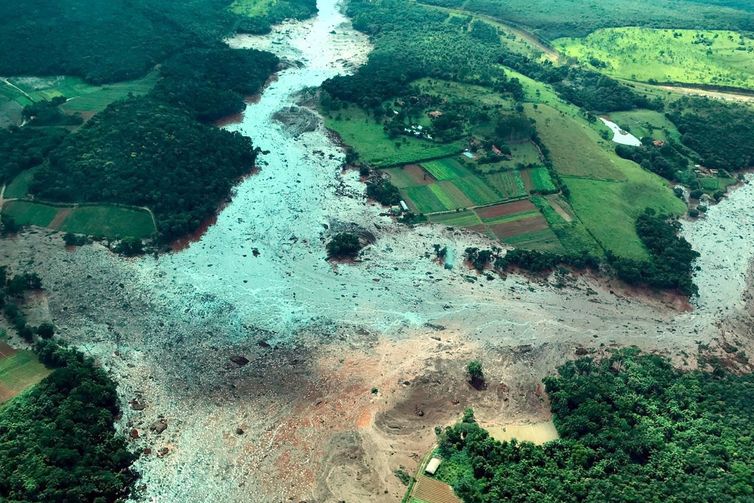 O presidente Jair Bolsonaro, sobrevoa área atingida pelo rompimento da barragem em Brumadinho