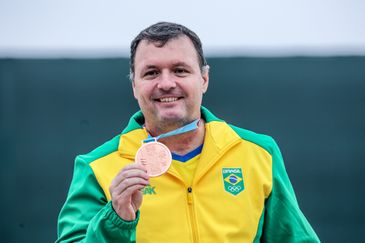 Júlio Almeida conquista a medalha de bronze na competição com a pistola de ar de 10m nos Jogos Pan-Americanos