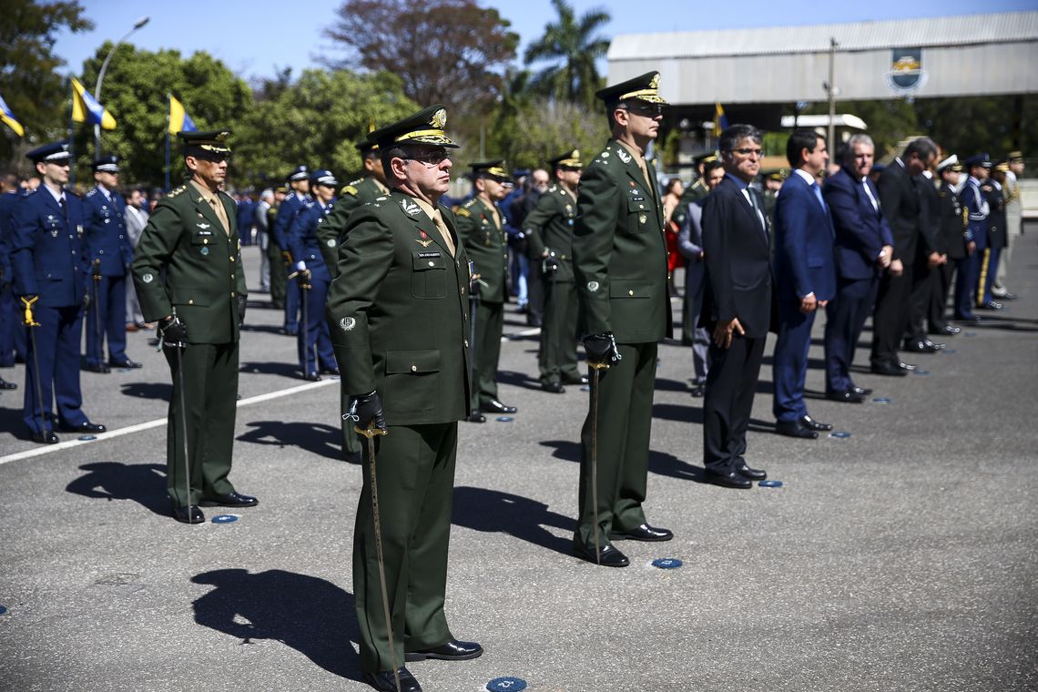 Marcelo Camargo/Agência Brasil A Força Aérea Brasileira (FAB) realiza evento comemorativo dos 146 anos de nascimento de Alberto Santos-Dumont, Patrono da Aeronáutica e Pai da Aviação.