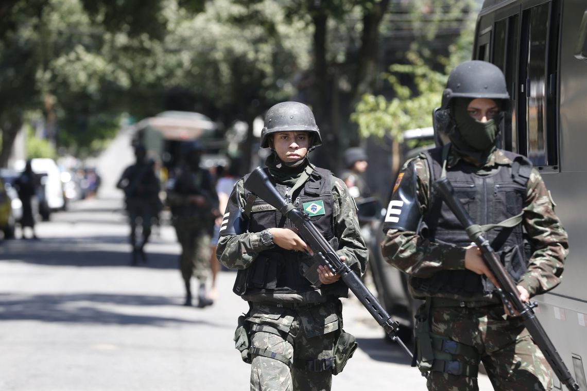Tânia Rêgo Rio de Janeiro - Operação feita pelas polícias Civil e Militar, com o apoio das Forças Armadas, da Força Nacional de Segurança e da Polícia Federal, no Morro dos Macacos, em Vila Isabel, zona norte do Rio (Foto: Tânia Rêgo/Agência Brasil)
