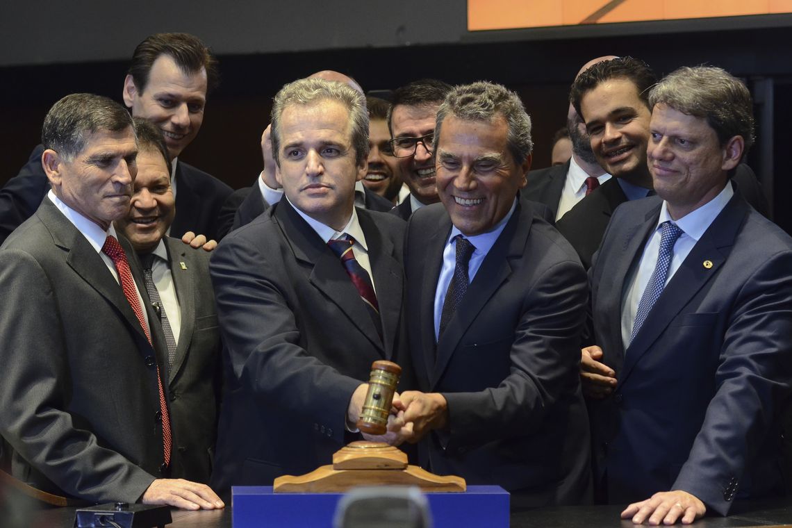 Rovena Rosa/Agência Brasil Governo leiloa 12 aeroportos brasileiros, na sede da B3 (Bovespa), em São Paulo. Esta é quinta rodada de leilão de aeroportos e prevê a concessão dos terminais divididos em três blocos: Nordeste; Sudeste e Centro-Oeste.