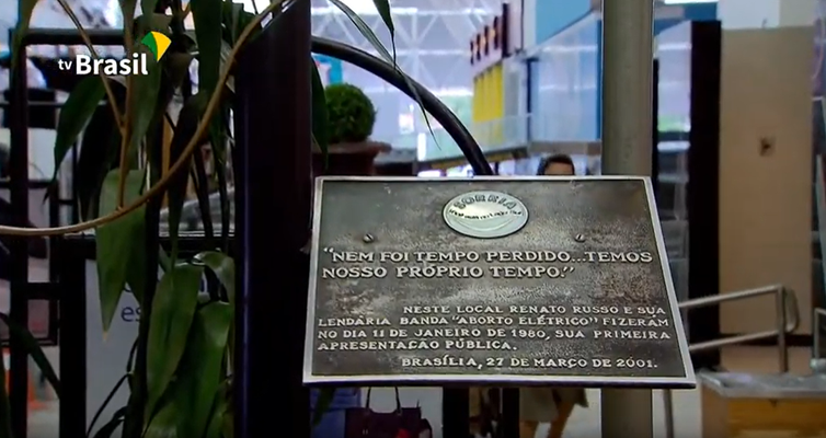 Placa lembra o local onde foi feito o primeiro show da banda Aborto Elétrico