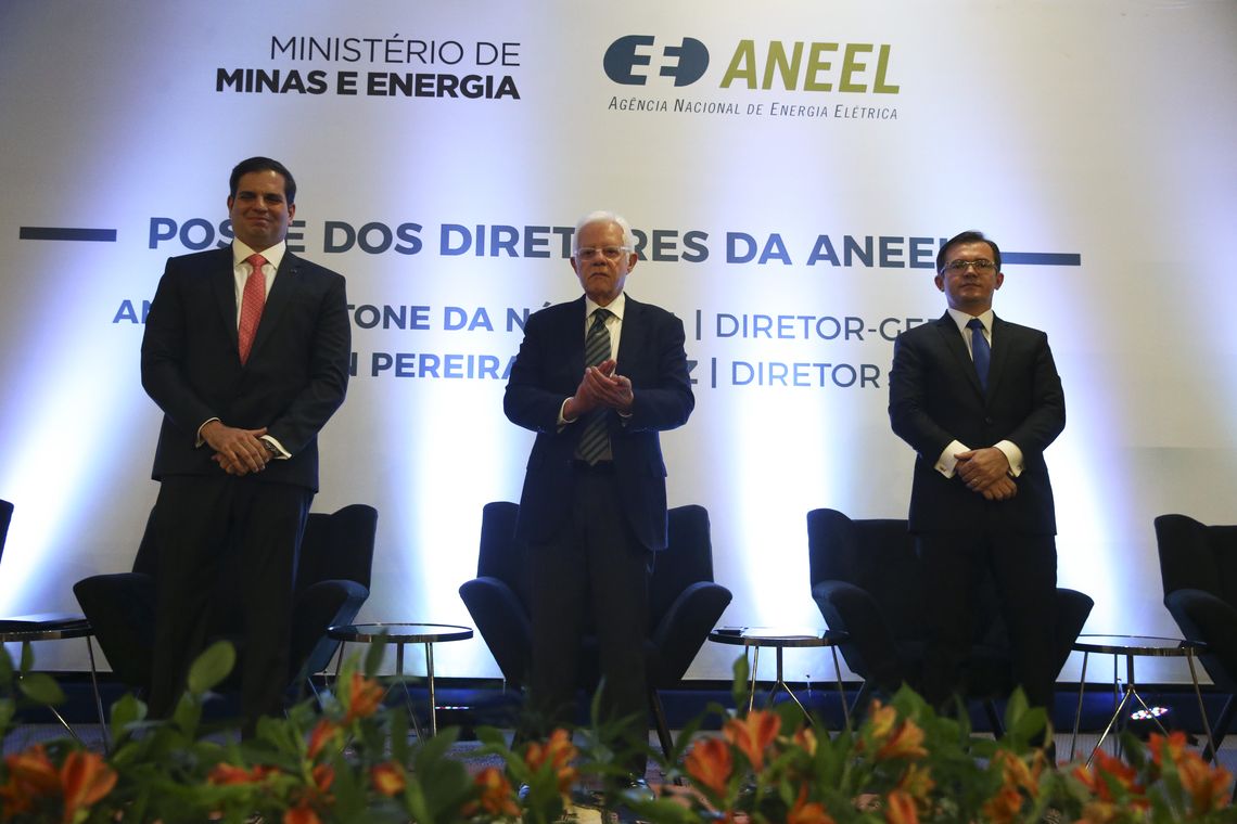 Valter Campanato/Agência Brasil O novo diretor-geral da Agência Nacional de Energia Elétrica (Aneel), André Pepitone, o ministro de Minas e Energia, Moreira Franco, e o novo diretor da Aneel, Efrain Pereira da Cruz, durante solenidade de posse.