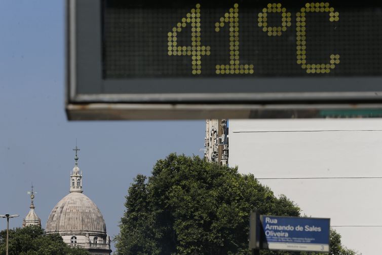 Na Avenida Presidente Vargas, com a igreja da Candelária ao fundo, termômetro registra onda de calor que atinge a cidade 