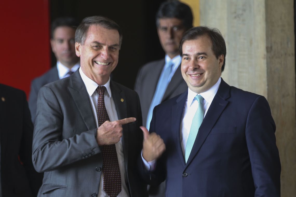Antonio Cruz/ Agência Brasil O presidente eleito, Jair Bolsonaro, acompanha o presidente da Câmara dos Deputados, Rodrigo Maia até o carro no CCBB.