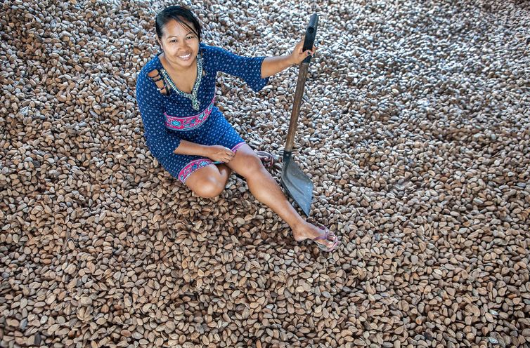Raimunda Araújo Rodrigues, cantineira do Rio Novo, posa no paiol com castanhas. Processamento da castanha na mini usina da Comunidade do Rio Novo, um afluente do rio Iriri na Terra do Meio.