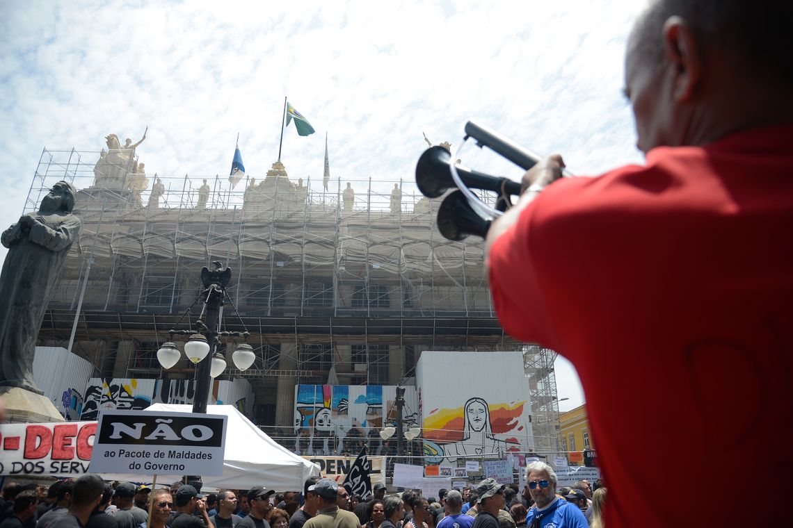 Tânia Rêgo/Agência Brasil Rio de Janeiro - Servidores protestam contra o pacote de cortes do governo do estado em frente ao prédio da Alerj (Tânia Rêgo/Agência Brasil)