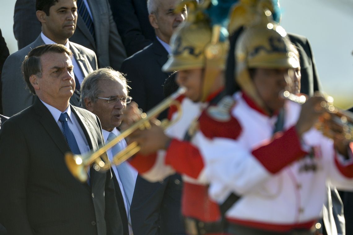Marcelo Camargo/Agência Brasil O presidente Jair Bolsonaro e o ministro da economia, Paulo Guedes, participam de cerimônia de hastiamento da bandeira, no Palácio da Alvorada.