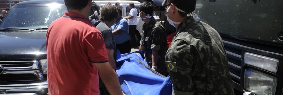 Corpos das vítimas do incêndio na Boate Kiss são levados para o Centro Desportivo Municipal de Santa Maria. Mais de 200 pessoas morreram na tragédia Corpos das vítimas do incêndio na Boate Kiss são levados para o Centro Desportivo Municipal de Santa Maria. Mais de 200 pessoas morreram na tragédia