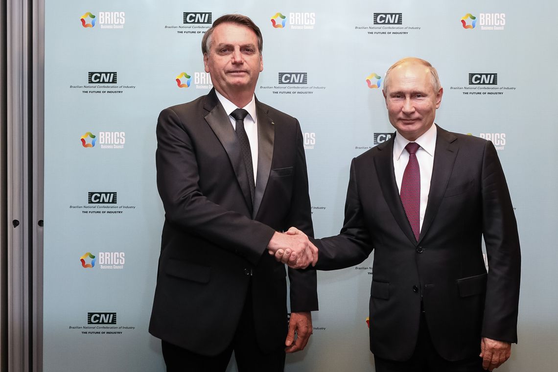 Marcos Corrêa/PR O presidente Jair Bolsonaro, cumprimenta o presidente da Rússia, Vladimir Putin na cerimônia de encerramento do Fórum Empresarial do BRICS.