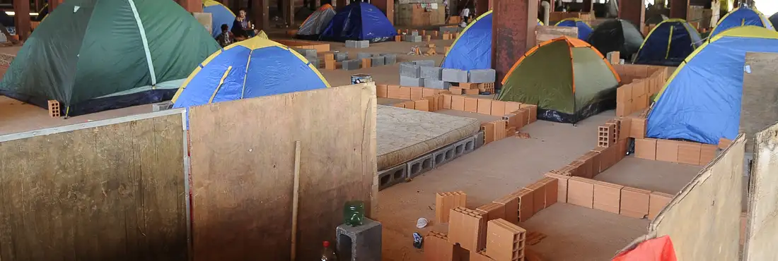 Integrantes do MTST ocupam prédio no Distrito Federal Brasília - Integrantes do Movimento dos Trabalhadores Sem Teto (MTST) ocupam prédio abandonado em construção, na região de Taguatinga, no Distrito Federal