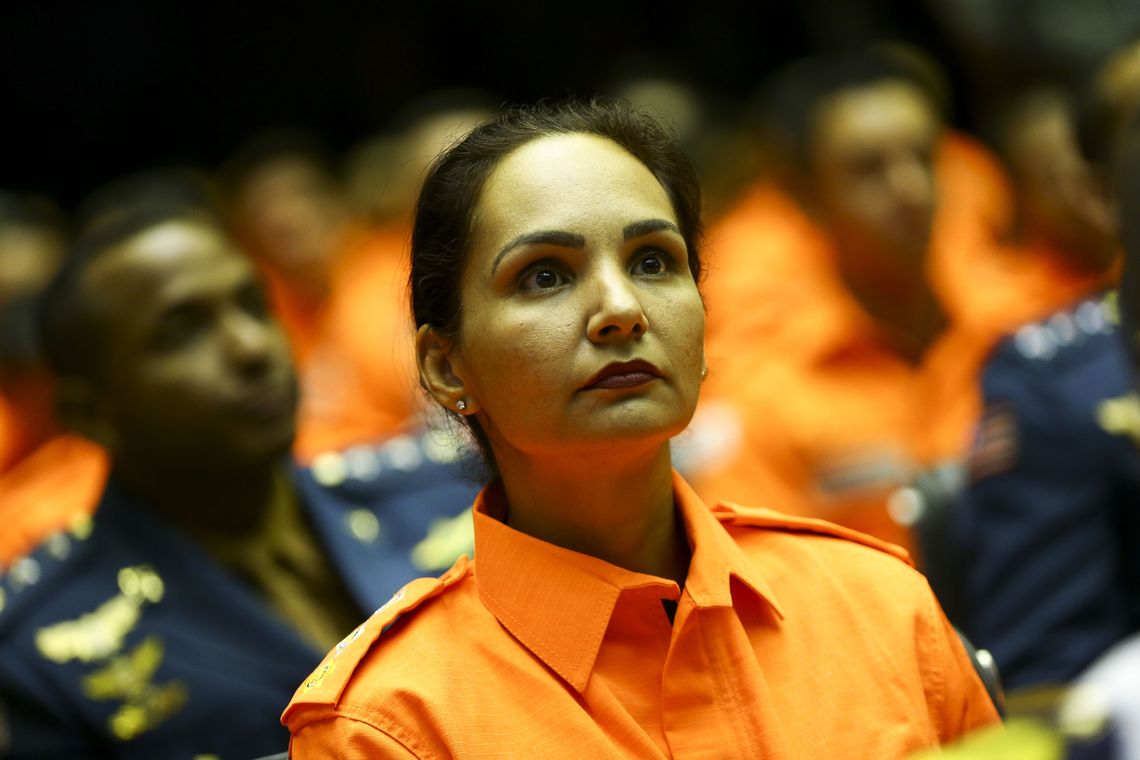 Marcelo Camargo/Agência Brasil A piloto de helicóptero do corpo de bombeiros de Minas Gerais, major Karla Lessa, durante sessão Solene em homenagem às vítimas, aos militares do Corpo de Bombeiros de Minas Gerais e demais profissionais que socorreram e resgataram as vítimas do