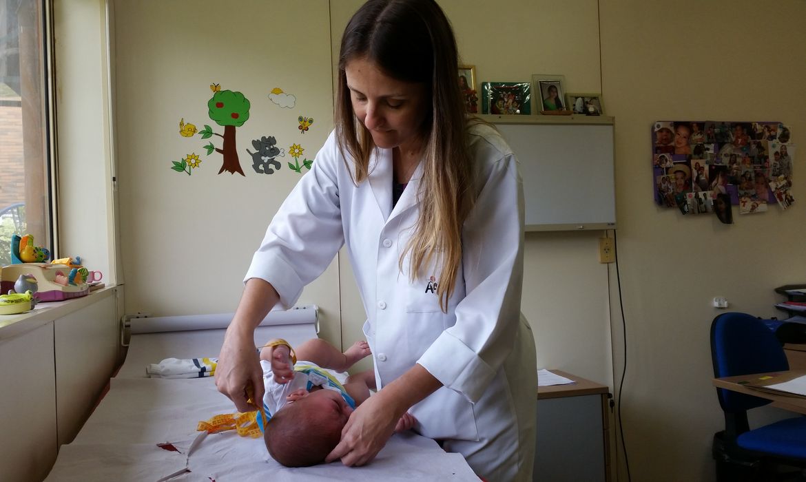 No Recife, João Lucas recebe atendimento na neuropediatra da Associação de Assistência à Criança Deficiente, pela médica Vanessa Van der Linden