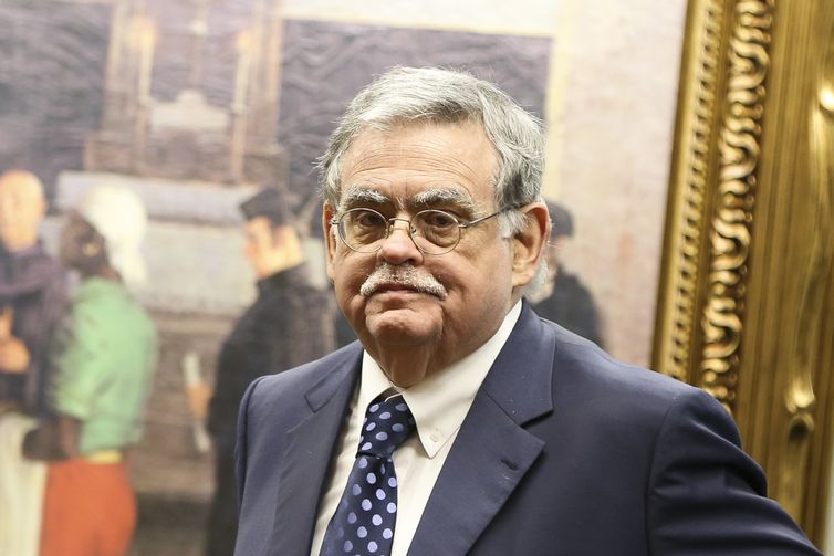 Marcelo Camargo/Agência Brasil Brasília - O advogado Antônio Cláudio Mariz de Oliveira durante sessão da Comissão de Constituição e Justiça da Câmara para discutir o parecer favorável à denúncia contra o presidente Michel Temer (Marcelo Camargo/Agência Brasil)
