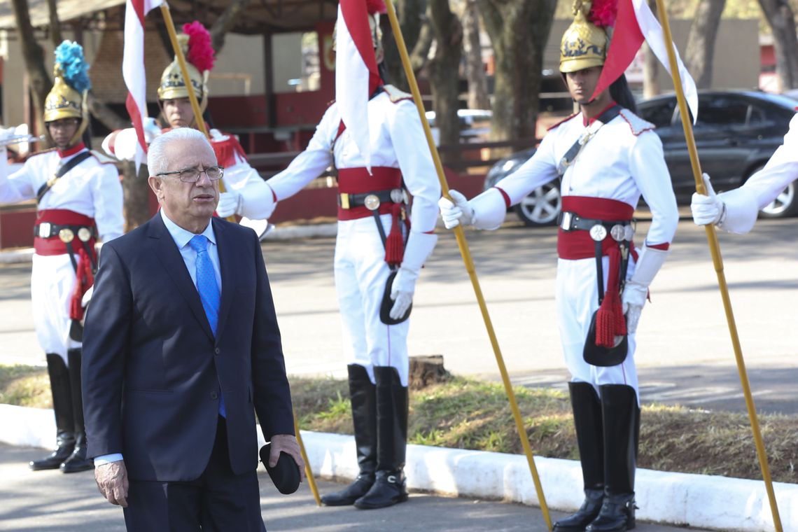 Antonio Cruz/Agência Brasil O embaixador do Peru no Brasil, Vicente Rojas Escalante, assiste competição equestre no 1º Regimento de Cavalaria de Guardas, em Brasília.