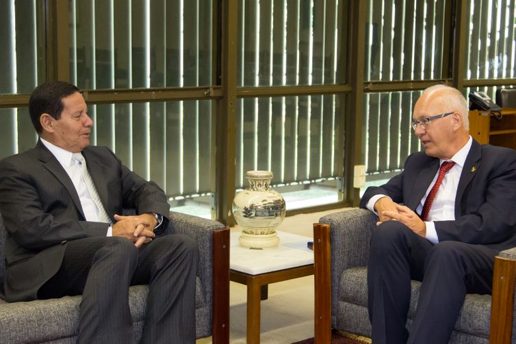 O presidente em Exercício, Hamilton Mourão, recebe o embaixador da Alemanha no Brasil, Georg Witschel