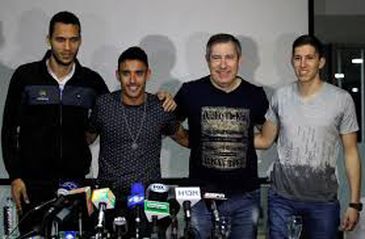 REUTERS/Fredy Builes / Direitos reservados Jogadores de futebol do brasileiro Chapecoense (da esquerda para a direita) Helio Neto, Alan Ruschel e Jakson Follman e do sobrevivente jornalista Rafael Henzel, sobreviventes da queda do avião, posam durante coletiva de imprensa em sua chegada