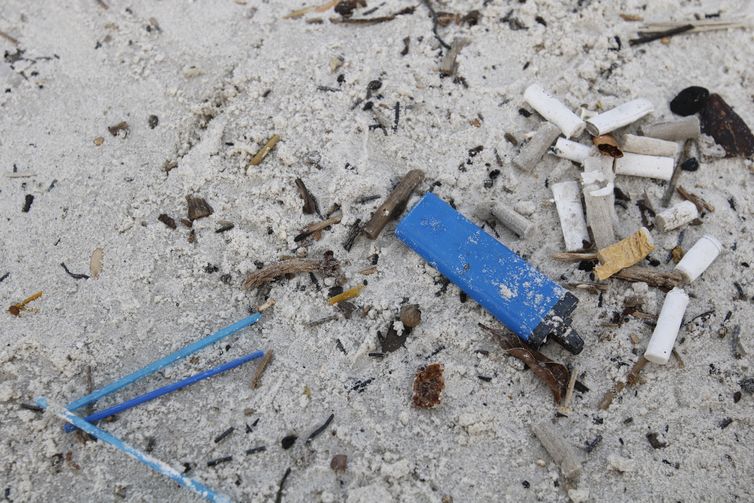 Lixo vindo do mar coletado na areia da praia de Botafogo