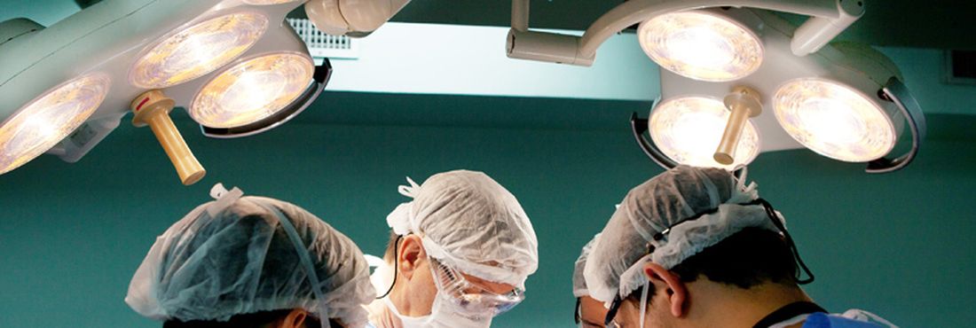 Transplante ósseo Médicos fazem transplante ósseo no Instituto Nacional de Traumatologia e Ortopedia (INTO)