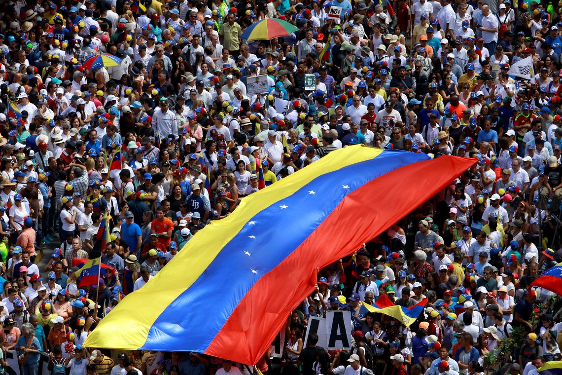 Adriana Loureiro/Reuters/Direitos reservados Manifestantes protestam em Caracas, na Venezuela, contra o bloqueio imposto por Nicolás Maduro à ajuda humanitária de comida e remédios enviada ao país.