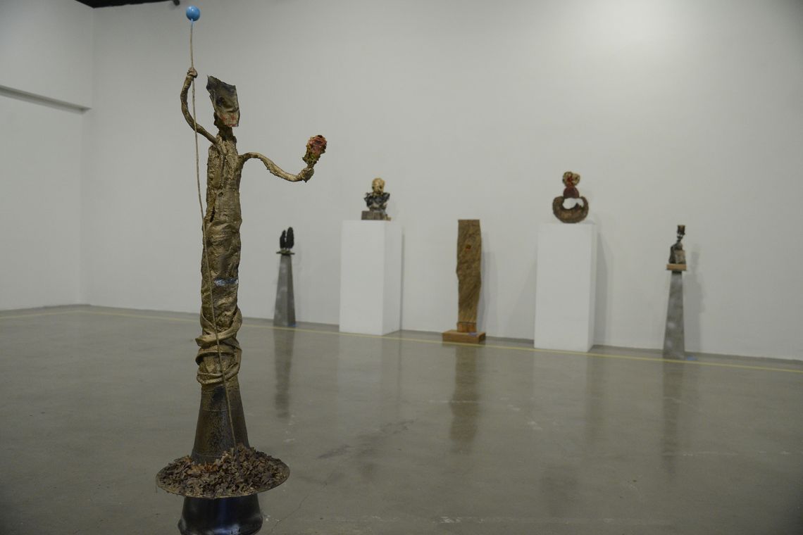 Tomaz Silva/Agência Brasil Exposição Histórias Extraordinárias, de Alexander Pinhel, no Centro Cultural Light, centro do Rio. A mostra reúne peças compostas por materiais descartados e resíduos.