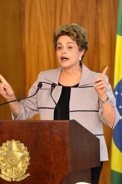 Antonio Cruz/Agência Brasil Brasília - A presidenta Dilma Rousseff, durante cerimônia no Palácio do Planalto, recebe apoio de intelectuais e artistas contra o processo de impeachment (Antonio Cruz/Agência Brasil)