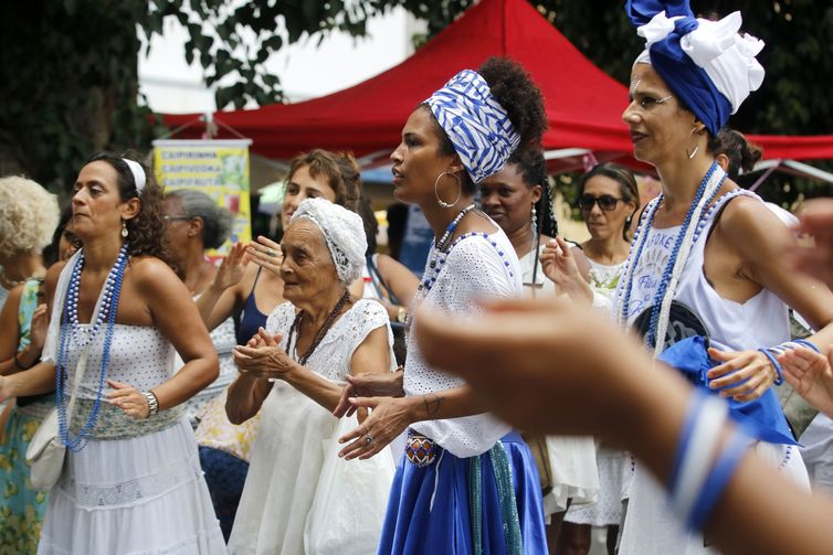 Blocos afros se reúnem para saudar Iemanjá na Praça XV no Rio