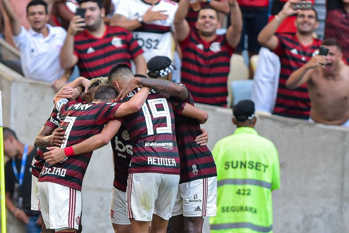 Flamengo bate o Corinthians por 4 a 1 e segue firme no topo da Série A