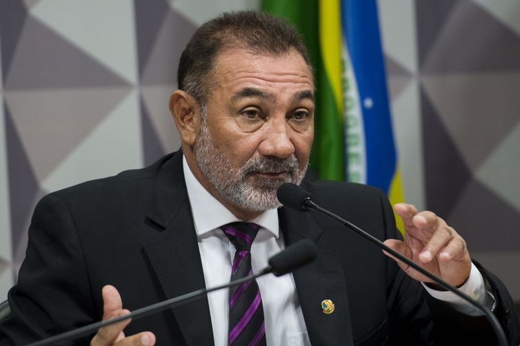 Brasília - O relator do Conselho de Ética e Decoro Parlamentar do Senado, senador Telmário Mota, durante reunião para decidir sobre o depoimento do senador licenciado, Delcídio do Amaral ( Marcelo Camargo/Agência Brasil)