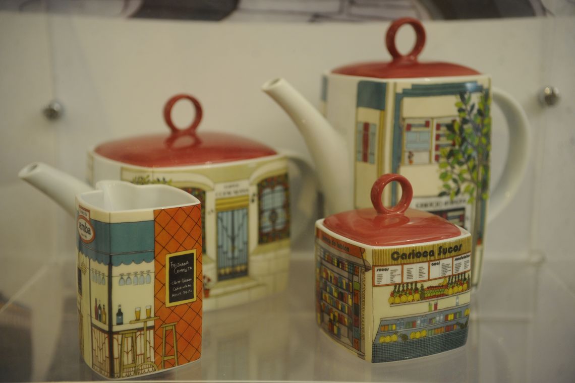 16 17:20:25 A exposição Com do Rio da Cabeça aos Pés: sem medo de ser Kitsch mostra a representação do RJ em souvenires desde os anos 20 até trabalhos contemporâneos no Centro Carioca de Design (Fernando Frazão/Agência Brasil)
