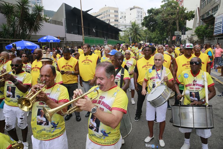 Concentração para o desfile do bloco Banda de Ipanema.